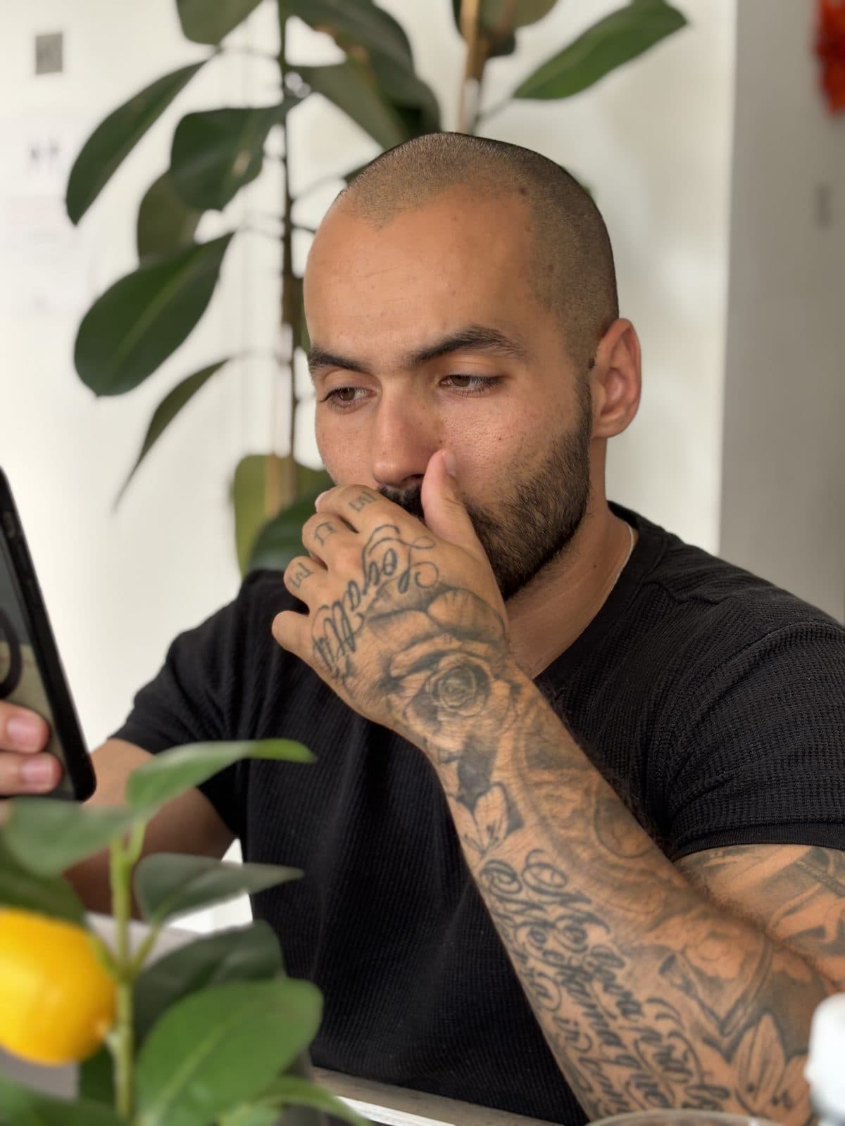 Un membre de l'équipe concentré sur son écran