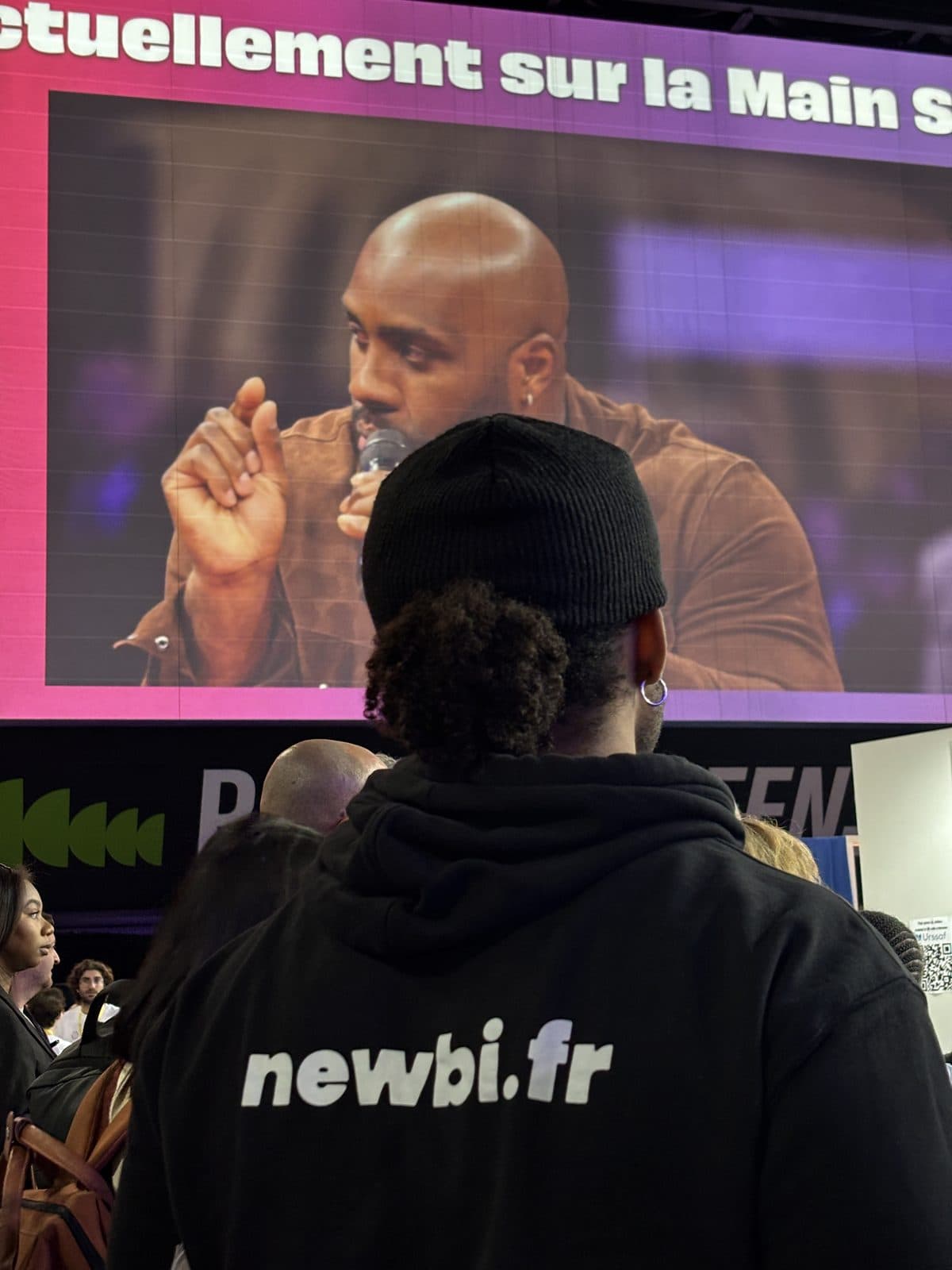 Un membre de l'équipe Newbi assiste à une conférence d'entrepreneurs