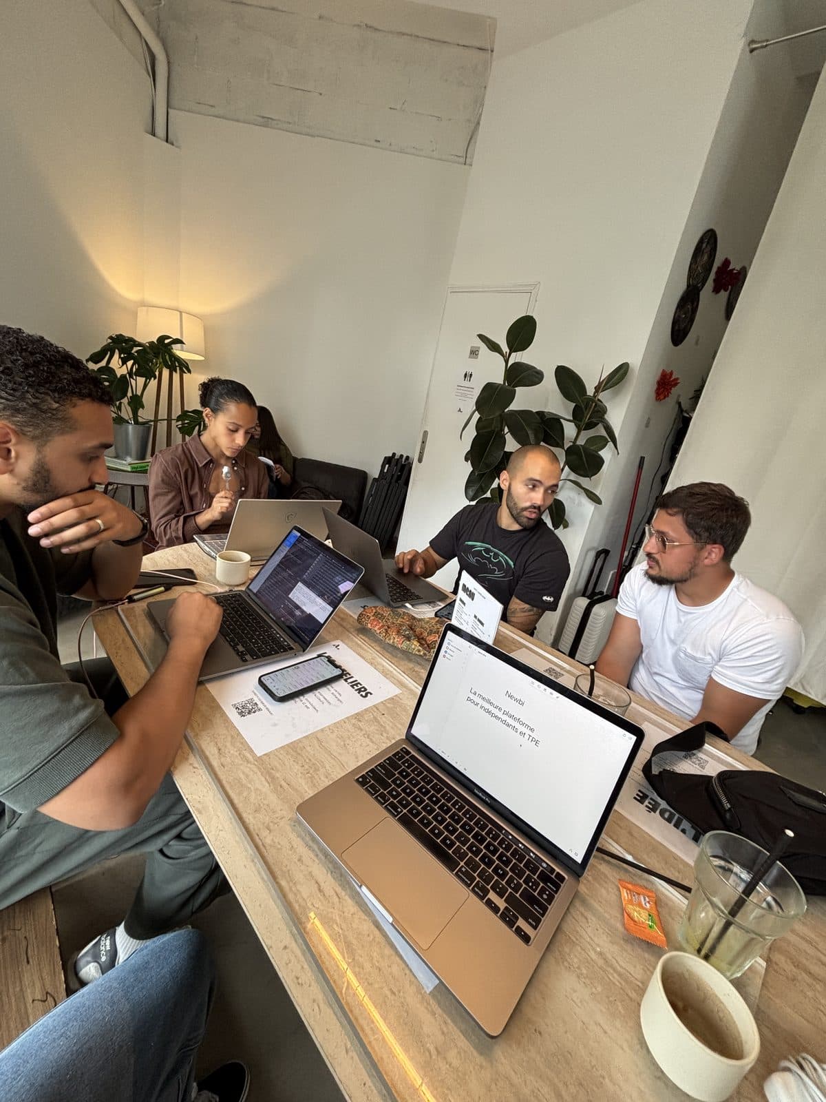 L'équipe Newbi au travail dans un espace de coworking