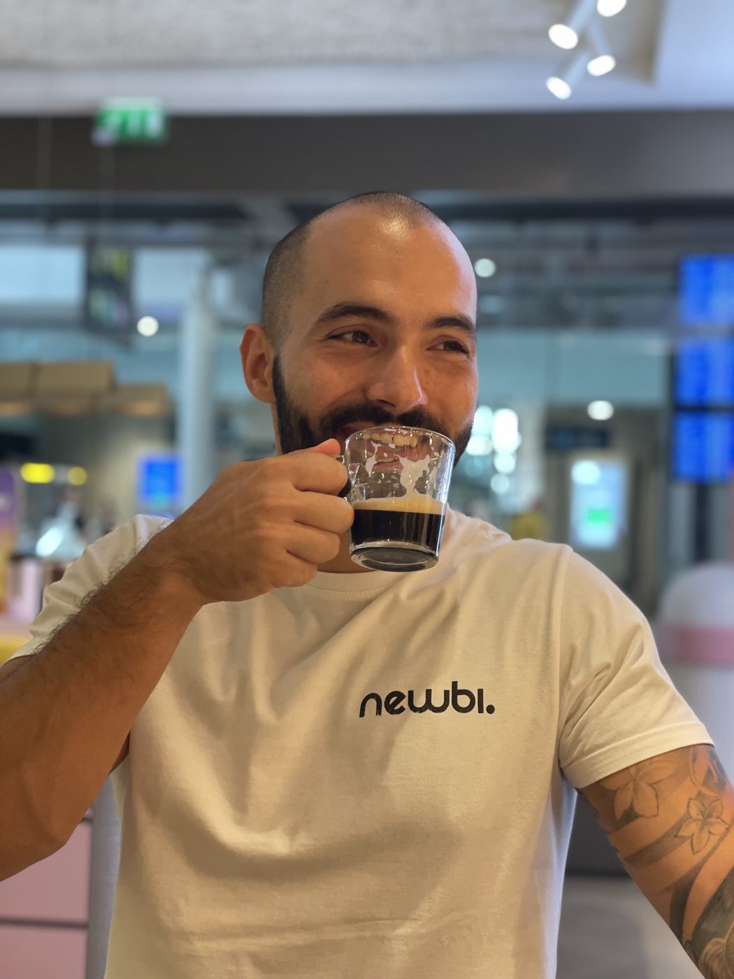 Un membre de l'équipe Newbi en pause café