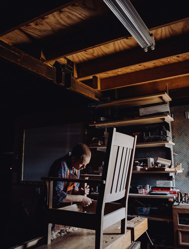 Un artisan menuisier dans son atelier