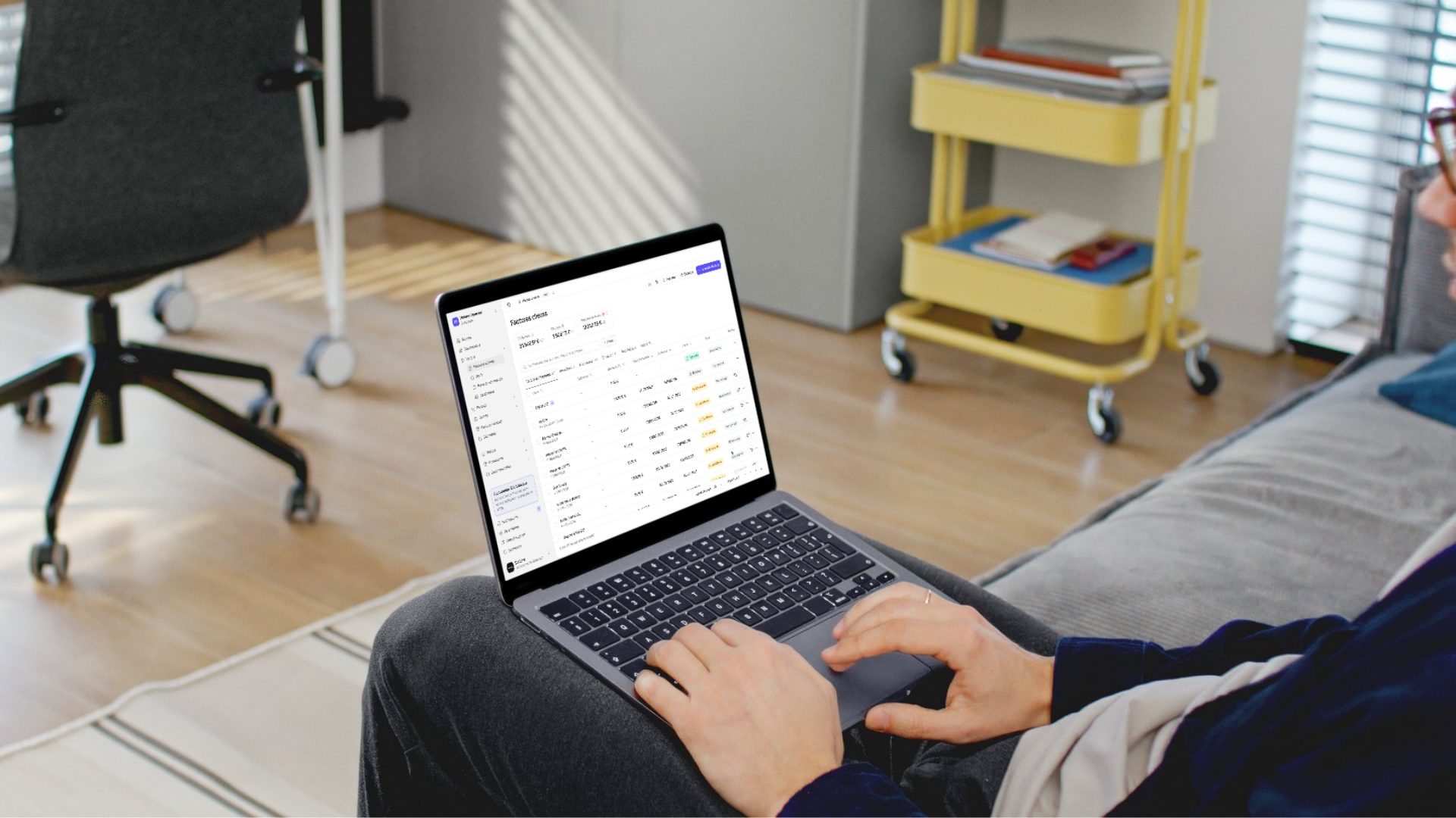 Un indépendant consulte ses factures clients dans Newbi sur son ordinateur portable