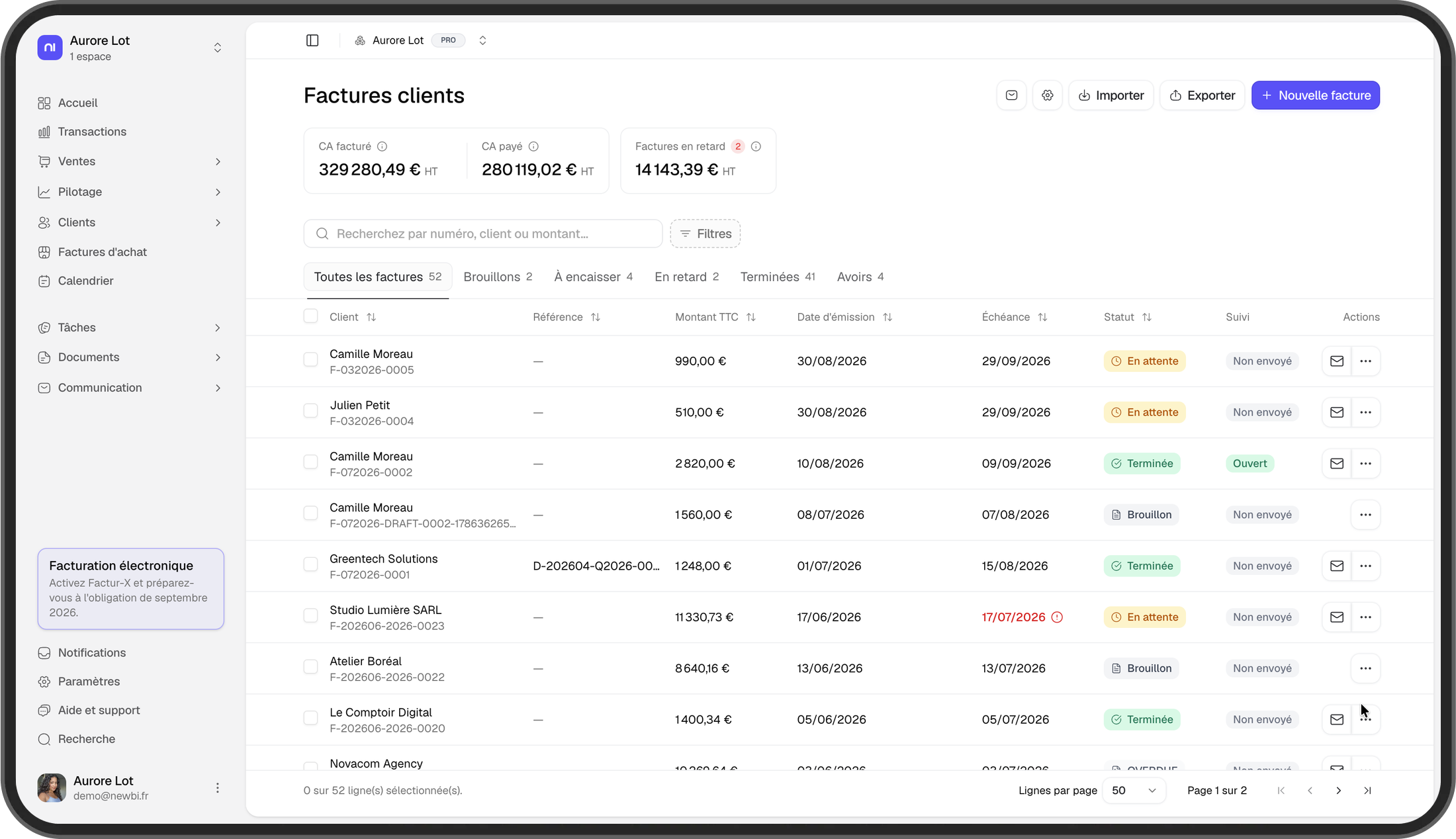 Interface Newbi sur iPad : factures d'auto-entrepreneur avec leurs statuts