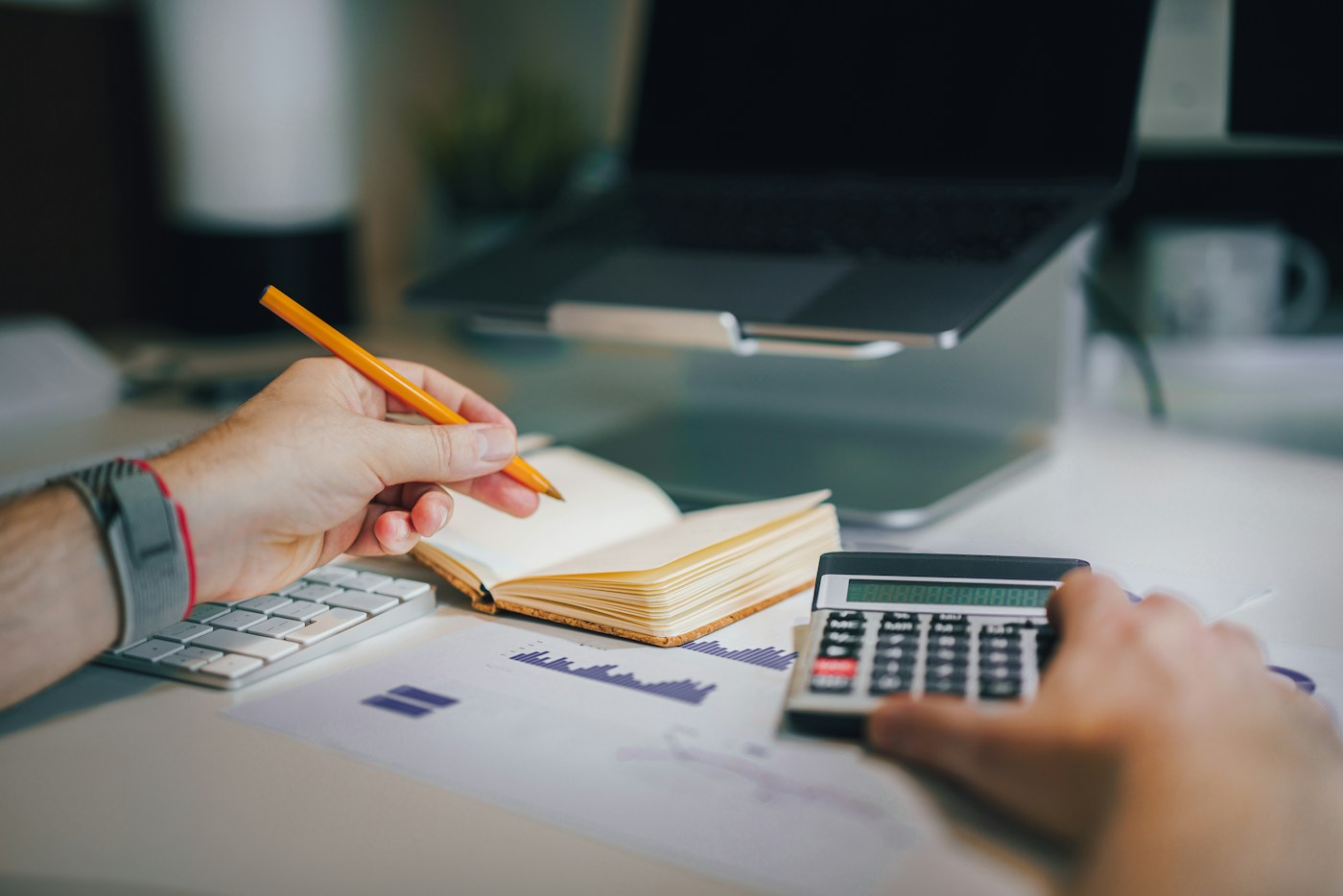 Pièces comptables, calculatrice et carnet sur un bureau