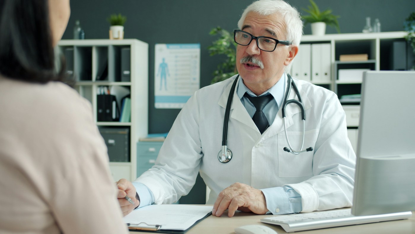 Une praticienne libérale reçoit un patient dans son cabinet de consultation