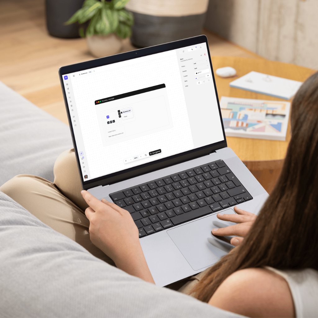 Une indépendante compose sa signature e-mail dans Newbi sur son ordinateur portable