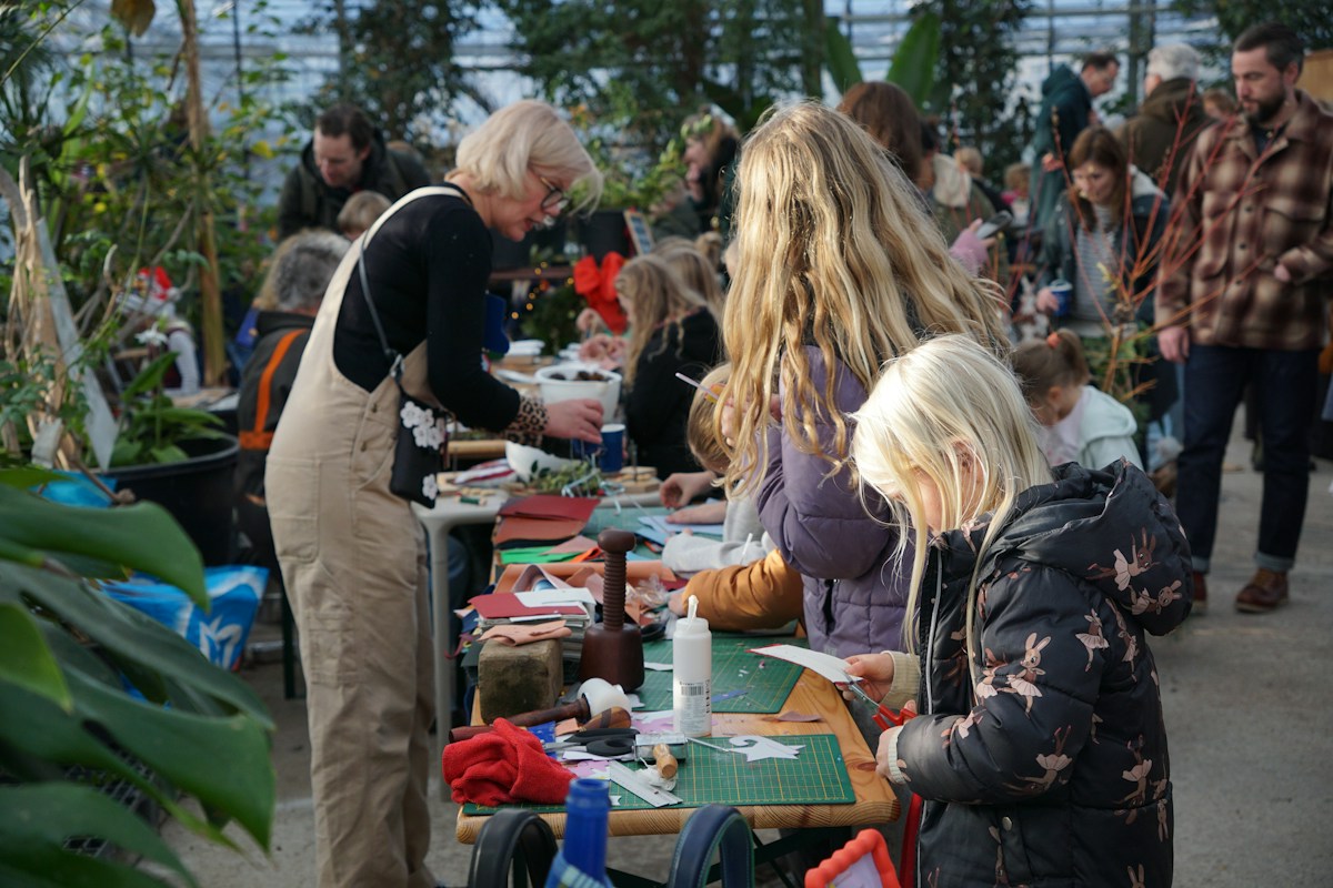 Des bénévoles animent un atelier associatif