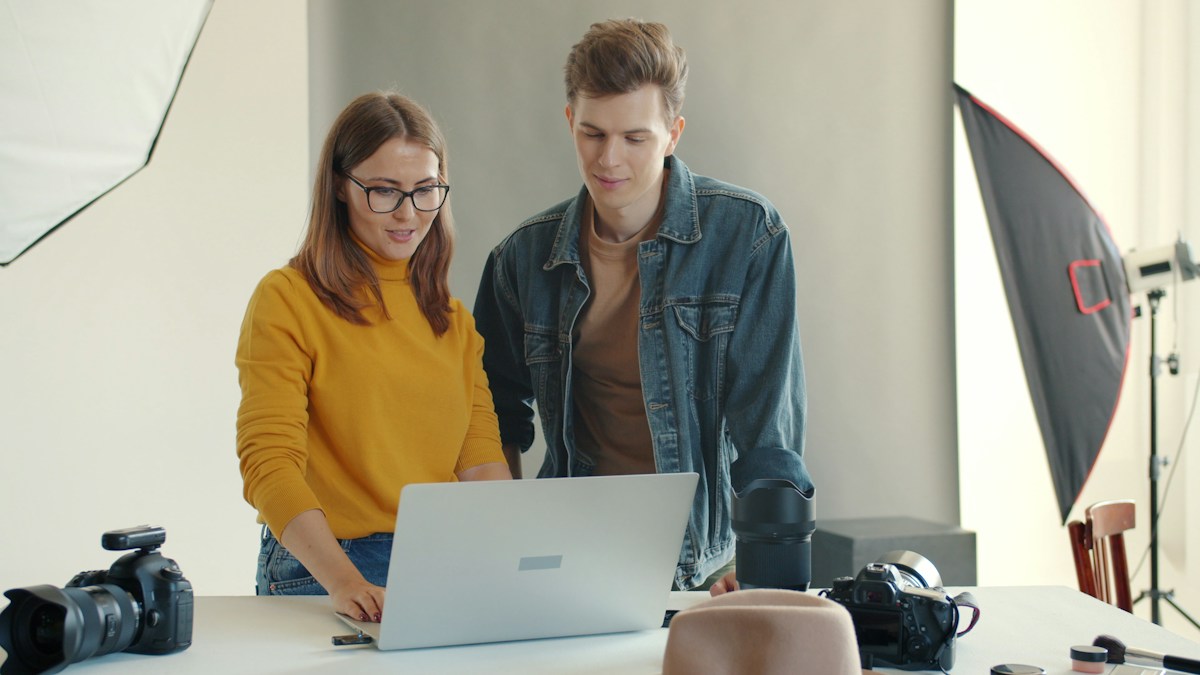 Deux créatifs envoient leurs fichiers depuis un studio photo
